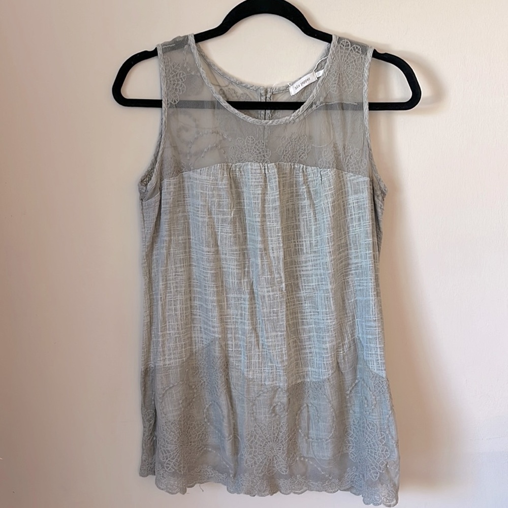 Sleeveless blouse By Blu Pepper, super cute design size L